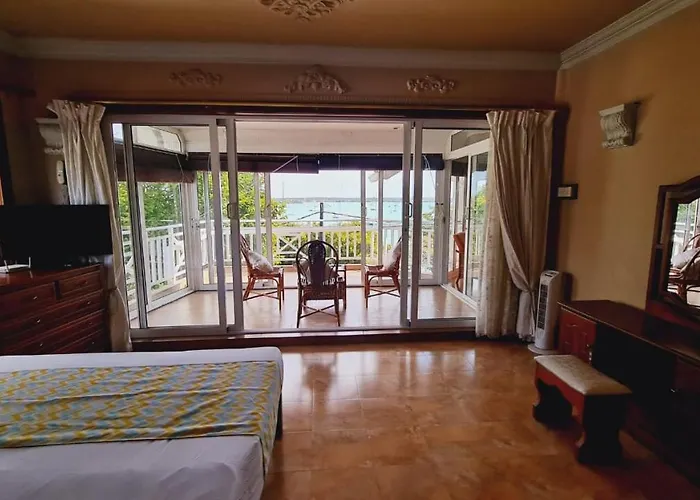 Beachfront Penthouse With Panoramic Ocean View